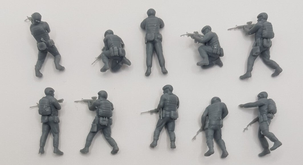 1/56 Scale Ukrainian Soldiers Set - 10 Plastic Figures, New, Gray Color