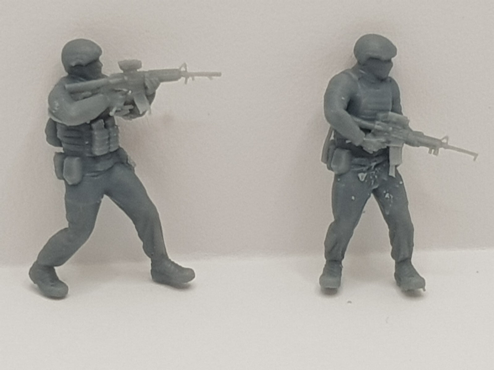 1/56 Scale Ukrainian Soldiers Set - 10 Plastic Figures, New, Gray Color