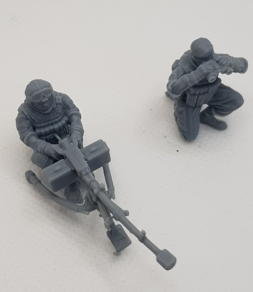 1/48  2  russians modern soldiers kord machine gun