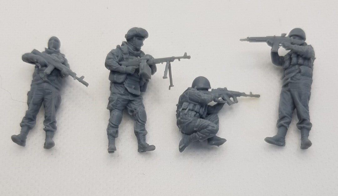 1/48  4 russians modern soldiers