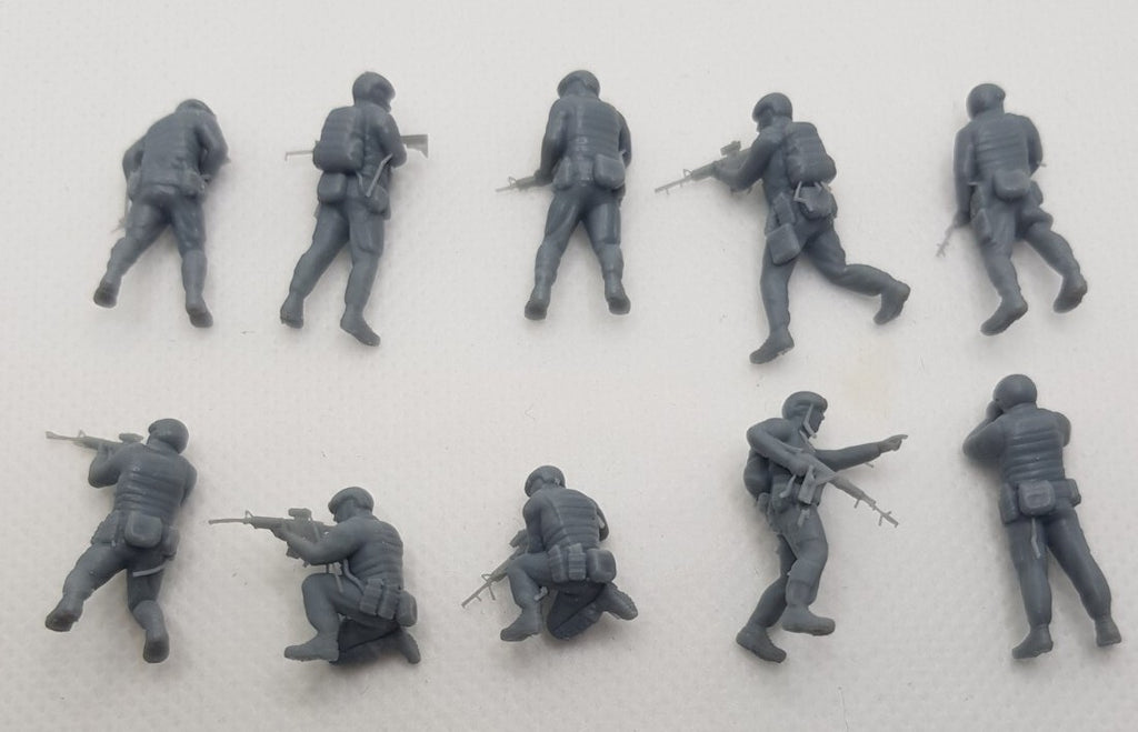 1/56 Scale Ukrainian Soldiers Set - 10 Plastic Figures, New, Gray Color
