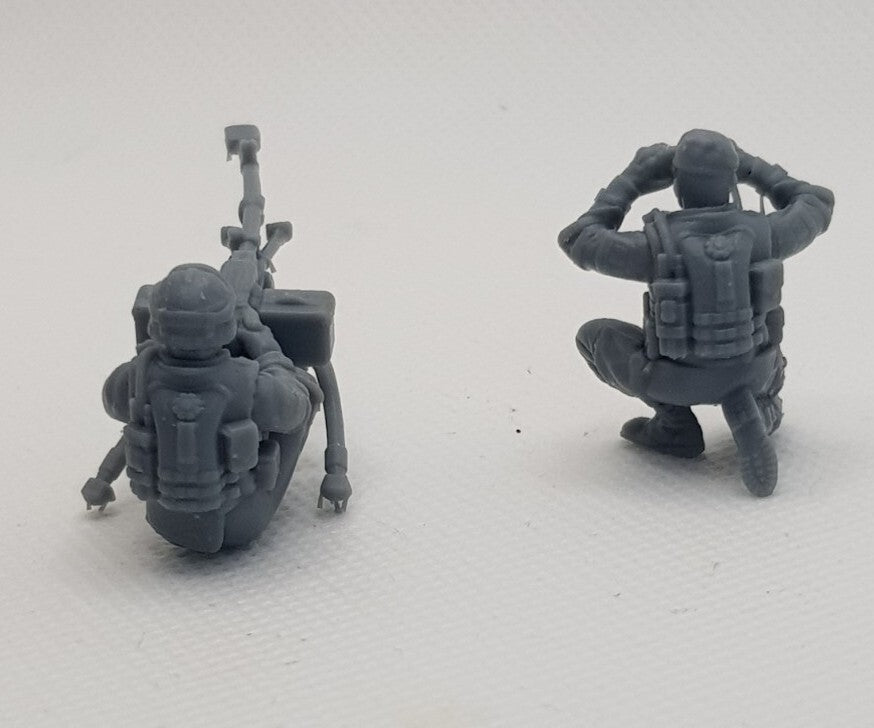 1/48  2  russians modern soldiers kord machine gun