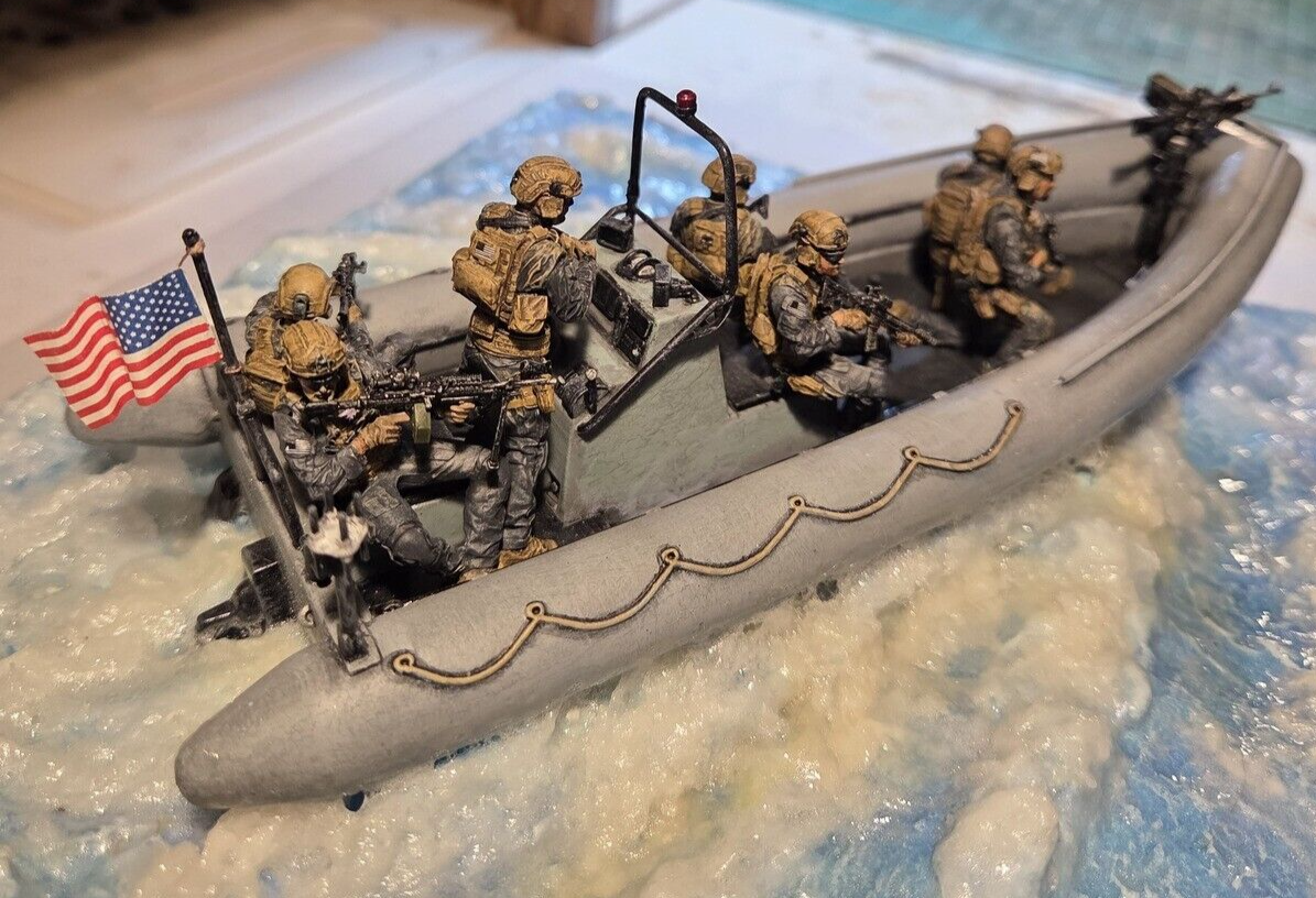 1:72  2 NAVY SEALS commando Boat